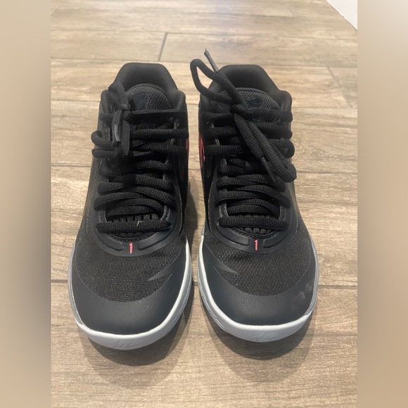 Kids 4Y Puma LaMelo basketball sneakers - Picture 2 of 5